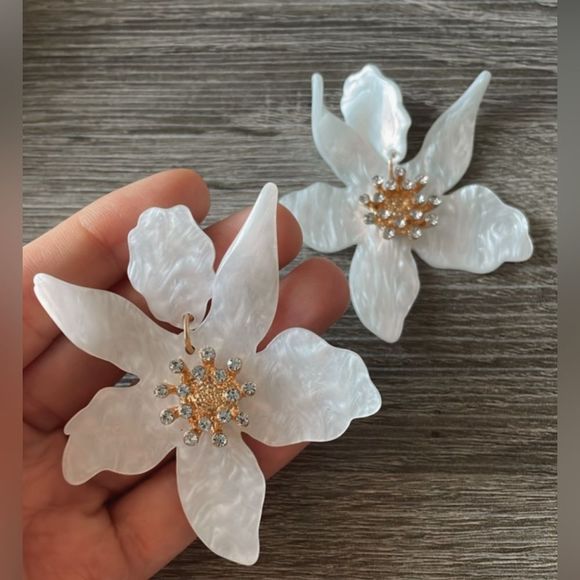 White Flower earrings A259 - Picture 3 of 4